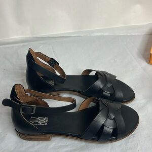 Miz Mooz Dakota Leather Sandals Black 
New In Box Sz-9.5